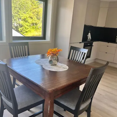 Sentral, Stor I 2 Etg Inntil 4 Pers Apartmán Svolvær